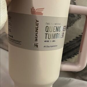NIB With Straw Stanley 40 Oz , Quencher Tumbler - Cream and Pink.